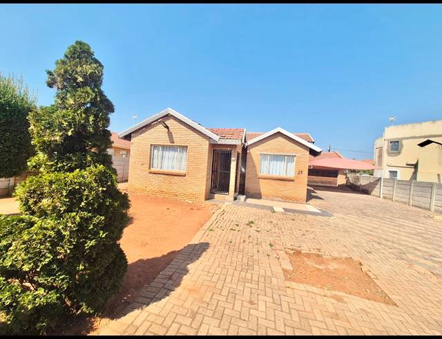 3 BEDROOM HOUSE FOR SALE IN FLORA PARK